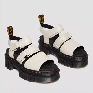 NWT. Dr. Martens RICKI NAPPA LUX LEATHER 3-STRAP PLATFORM SANDALS